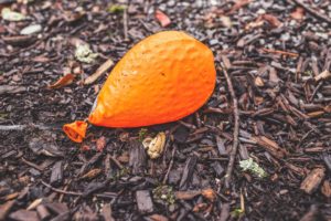 Urpyst orange ballong på marken