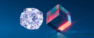 En diamant och en glaskub bredvid varandra