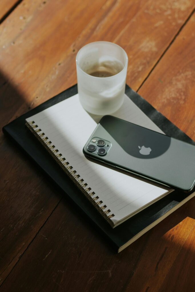 Person på väg in i kontorsbyggnad